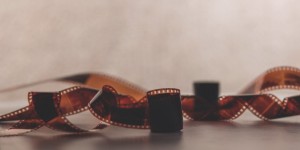Beitragsbild des Blogbeitrags Warum der Film „The Room“ eine so geile Metapher über das Scheitern ist