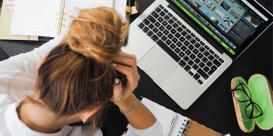 Beitragsbild des Blogbeitrags Arbeitslosigkeit und steigende Arbeitsbelastung: wie die COVID-Arbeitsmarktkrise Frauen trifft