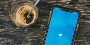 Beitragsbild des Blogbeitrags Twitter sperrt 70.000 Konten – TopEasy aktuell