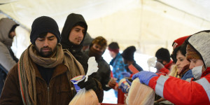 Beitragsbild des Blogbeitrags Österreicher_innen retten Menschenleben im abgebrannten Camp Lipa