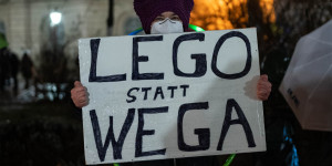Beitragsbild des Blogbeitrags „Abschiebungen stoppen“: Mehr als 1.000 Menschen demonstrierten in Wien