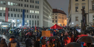 Beitragsbild des Blogbeitrags Proteste in Wien gegen Abschiebungen von 3 Schülerinnen – TopEasy aktuell 