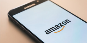 Beitragsbild des Blogbeitrags ethecon: Klima-Aktivistin geehrt, AMAZON-Gründer am Pranger