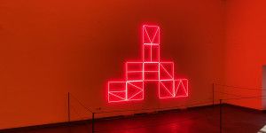 Beitragsbild des Blogbeitrags Symmetrie und Rotlicht – Das Rote Wien des Alfredo Jaar