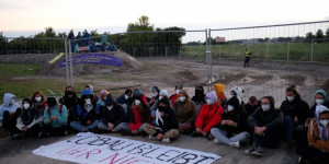 Beitragsbild des Blogbeitrags 100 Aktivist*innen blockieren Bau der Stadtautobahn