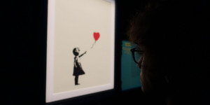 Beitragsbild des Blogbeitrags Berühmtes Bild von Banksy um 19 Millionen Euro versteigert – TopEasy aktuell