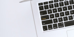 Beitragsbild des Blogbeitrags VOM SCHREIEN IM INTERNET: Heute ist der internationale „Caps Lock Day“