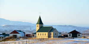 Beitragsbild des Blogbeitrags Die Kirche im Dorf lassen