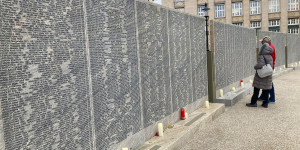 Beitragsbild des Blogbeitrags Shoah-Namensmauer in Wien wurde feierlich eröffnet – TopEasy aktuell 