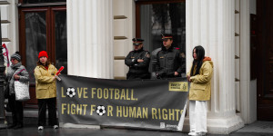 Beitragsbild des Blogbeitrags Fußball-WM in Katar: Todesursache tausender Gastarbeiter*innen ungeklärt