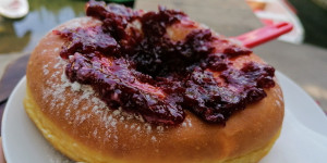 Beitragsbild des Blogbeitrags goodnUZ: markierte Retusche, freundlicher Krieg, beschichtetes Obst & vertriebene Mücken