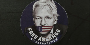 Beitragsbild des Blogbeitrags Was haben der Fall Assange und der Ukrainekrieg gemeinsam? 