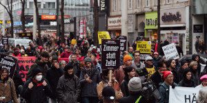 Beitragsbild des Blogbeitrags Fotogalerie: Proteste gegen Unterbringung von Geflüchteten in Zelten