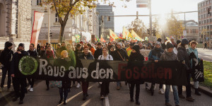 Beitragsbild des Blogbeitrags „Preise runter, raus aus Gas“: Hunderte bei Demo in Wien (+ Fotogalerie)