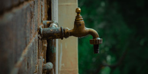 Beitragsbild des Blogbeitrags Wasserknappheit in Österreich: Streiten wir uns bald ums Wasser? 