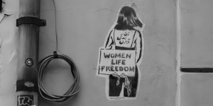 Beitragsbild des Blogbeitrags Frauenrechtlerin Mohammadi bekommt den Friedensnobelpreis – TopEasy aktuell 