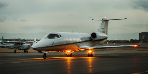 Beitragsbild des Blogbeitrags Privatjets, Yachten, Luxusurlaube: Der klimaschädliche Lebensstil der Superreichen