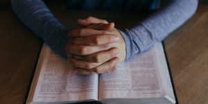 Beitragsbild des Blogbeitrags Ethik statt Religionsunterricht – ohne Kruzifix und Kopftuch