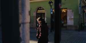 Beitragsbild des Blogbeitrags Tippen am Smartphone während des Gehens verändert unseren Gang – TopEasy aktuell