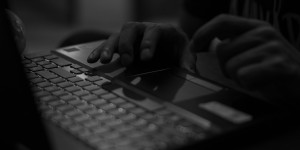 Beitragsbild des Blogbeitrags Online in der Plattformarbeit, offline in der Prekarität?