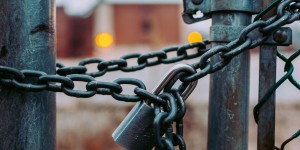 Beitragsbild des Blogbeitrags 7 katastrophale Entscheidungen, die dich fesseln und von deinen Zielen zurückhalten