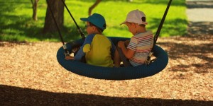 Beitragsbild des Blogbeitrags Eine Schaukel im Garten aufstellen – das gibt es zu beachten