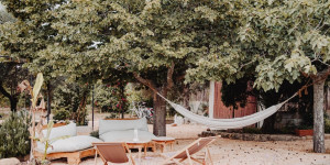 Beitragsbild des Blogbeitrags Sessel, Liege oder Hängematte – welche Gartenmöbel sind im Trend?
