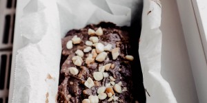Beitragsbild des Blogbeitrags vegan chocolate peanut banana bread