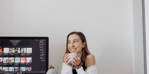Beitragsbild des Blogbeitrags what to do at home: Buch-, Serien- und Filmtipps, Home Workouts und mehr