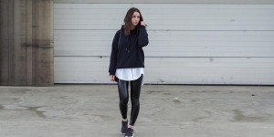 Beitragsbild des Blogbeitrags OUTFIT: navy blue Hoodie, Bluse, Lacklederleggings & Nikes