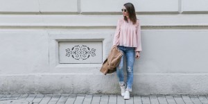 Beitragsbild des Blogbeitrags OUTFIT: rosa Bluse, destroyed Fransenjeans & white Sneaker 