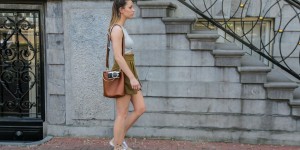 Beitragsbild des Blogbeitrags Shorts, Top & Sneaker – der perfekte Sightseeing-Look 