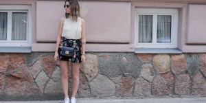 Beitragsbild des Blogbeitrags Flowerprint Shorts, Furla Metropolis & Adidas Sneaker