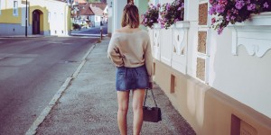 Beitragsbild des Blogbeitrags Jeansrock, oversized Pullover & Vans 