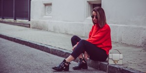 Beitragsbild des Blogbeitrags Roter Pullover, Nadelstreifhose & Mini Henkeltasche 