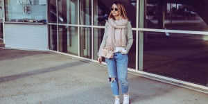 Beitragsbild des Blogbeitrags zartrosa schal & tasche, lederjacke, levis 501ct + converse