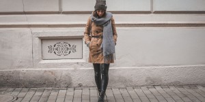 Beitragsbild des Blogbeitrags Trenchcoat im Winter – mit faux Lederleggins & Boots 