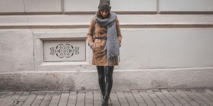 Beitragsbild des Blogbeitrags Trenchcoat im Winter – mit faux Lederleggins & Boots