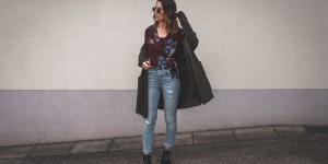 Beitragsbild des Blogbeitrags Wickelbluse mit Blumenprint & vintage cut jeans 
