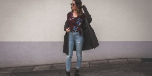 Beitragsbild des Blogbeitrags Wickelbluse mit Blumenprint & vintage cut jeans