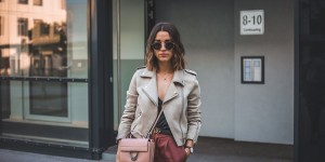 Beitragsbild des Blogbeitrags lockere Hose, Bikerjacke, Loafer & Coccinelle Bag