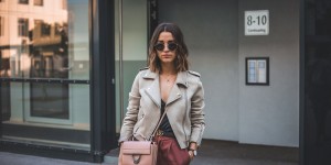 Beitragsbild des Blogbeitrags lockere Hose, Bikerjacke, Loafer & Coccinelle Bag 