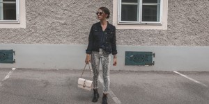 Beitragsbild des Blogbeitrags Snake Print Jeans, Boots, Sweater & Jeansjacke
