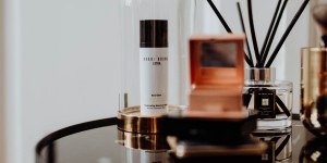 Beitragsbild des Blogbeitrags Beauty FAQ: How to get that glow with Highlighter & Co.