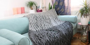 Beitragsbild des Blogbeitrags Armstrickdecke: Die erste Erfahrung meiner Arme als überdimensionale Stricknadeln