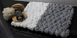 Beitragsbild des Blogbeitrags handgestrickte und gewebte Badematte