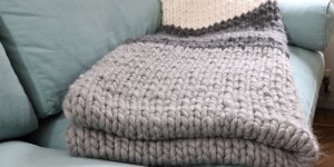 Beitragsbild des Blogbeitrags Megadecke – ein neuer Versuch mit Stricknadeln 