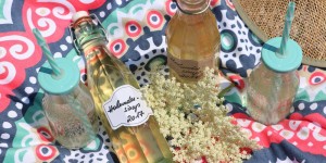 Beitragsbild des Blogbeitrags Gartenernte: Holunderblütensirup