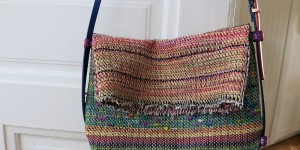 Beitragsbild des Blogbeitrags DIY gewebte Tasche mit Gürtelhenkel 