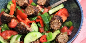 Beitragsbild des Blogbeitrags Grillreste weiterverarbeiten – Ćevapčići Salat